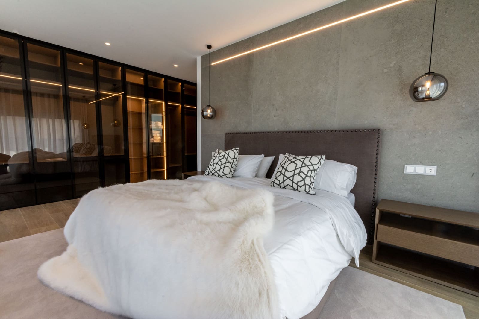 4 slaapkamer Villa te koop in Nueva Andalucia met zwembad garage - € 2.600.000 (Ref: 9447929)