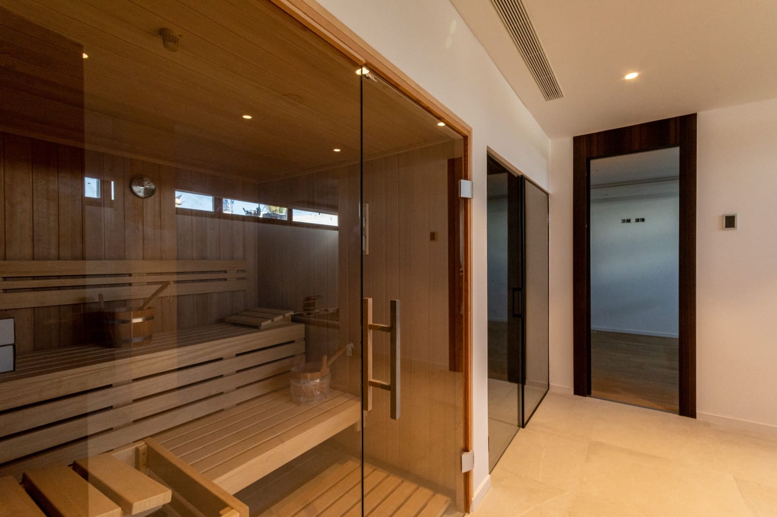 4 slaapkamer Villa te koop in Nueva Andalucia met zwembad garage - € 2.600.000 (Ref: 9447929)