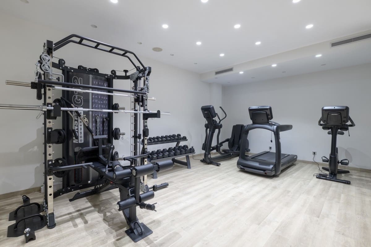 9 soverom Villa til salgs i Nueva Andalucia med svømmebasseng garasje - € 11 800 000 (Ref: 9447950)