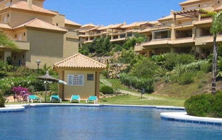 2 sovrum Lägenhet till salu i Nueva Andalucia med pool garage - 385 000 € (Ref: 9447959)