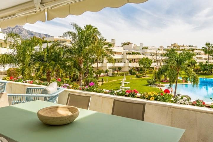 2 soverom Leilighet til salgs i Nueva Andalucia med svømmebasseng garasje - € 699 000 (Ref: 9447979)