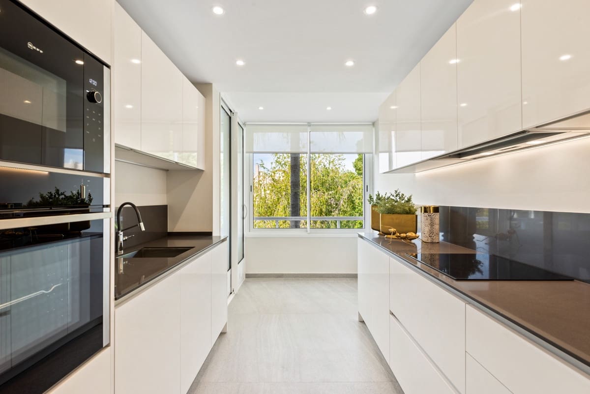 2 soverom Leilighet til salgs i Nueva Andalucia med svømmebasseng garasje - € 699 000 (Ref: 9447979)