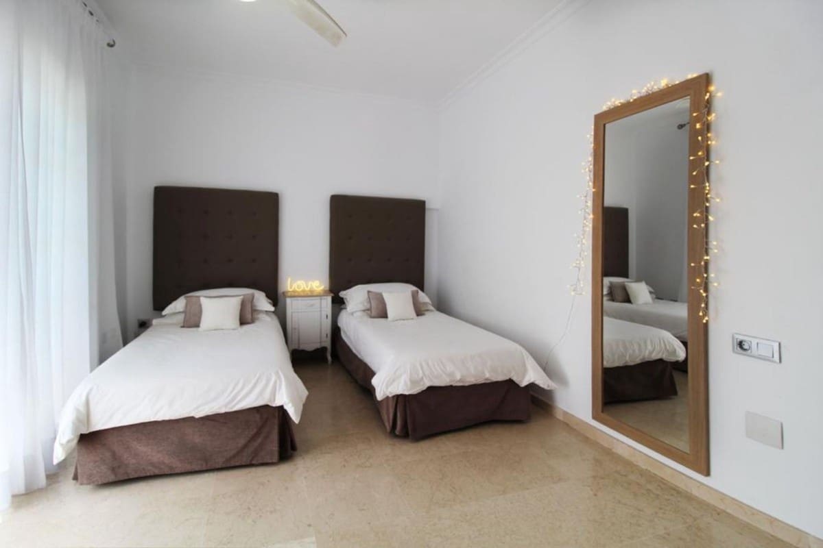 5 slaapkamer Villa te koop in Nueva Andalucia met zwembad garage - € 3.200.000 (Ref: 9447996)