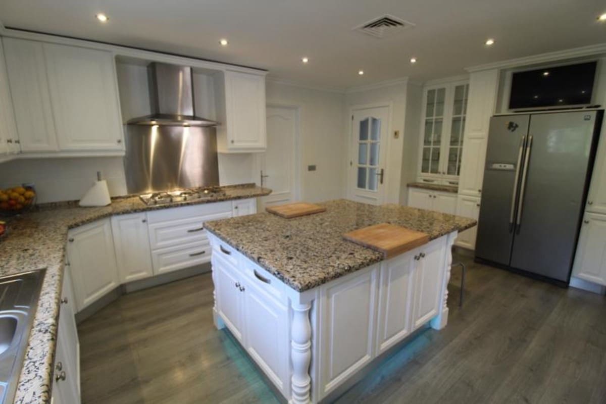 5 slaapkamer Villa te koop in Nueva Andalucia met zwembad garage - € 3.200.000 (Ref: 9447996)