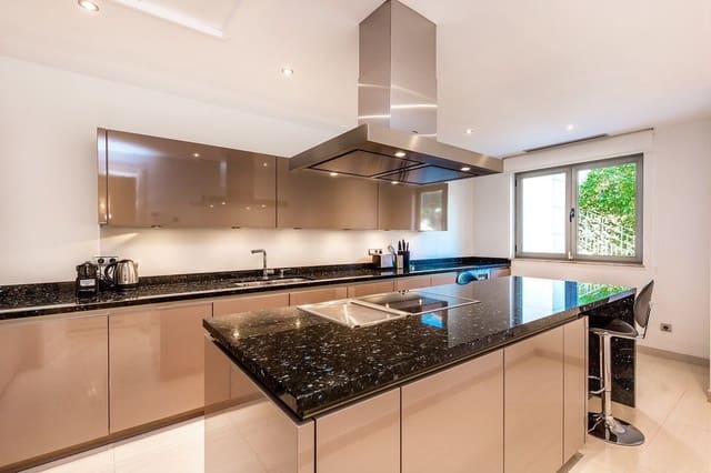 5 quarto Moradia para venda em Marbella com piscina - 1 995 000 € (Ref: 9448016)