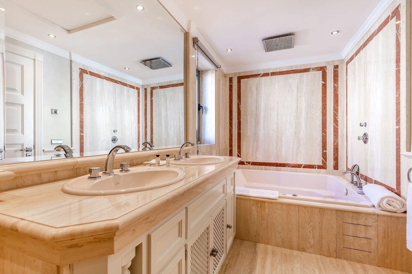 5 quarto Moradia para venda em Marbella com piscina - 1 995 000 € (Ref: 9448016)