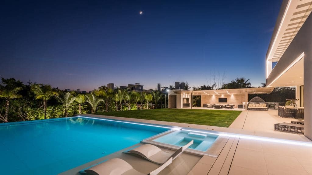 Chalet de 4 habitaciones en Marbella en venta con piscina garaje - 5.995.000 € (Ref: 9448043)