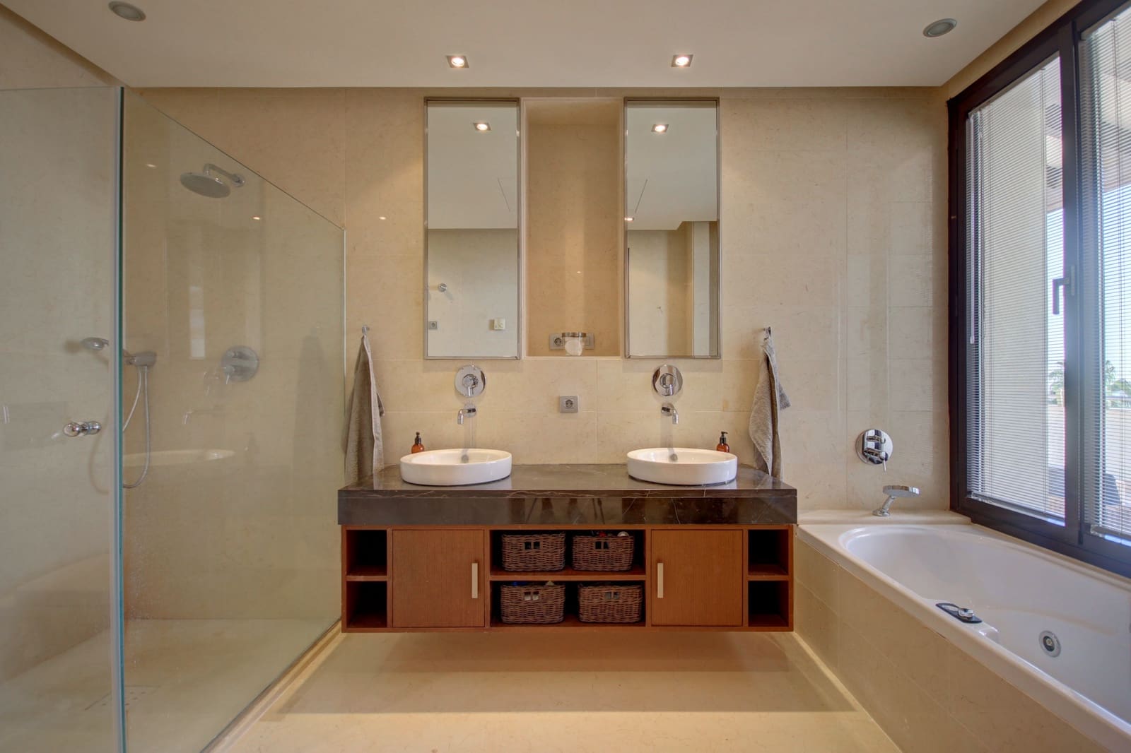 3 bedroom Apartment for sale in Marbella with pool garage - € 1,175,000 (Ref: 9448094)