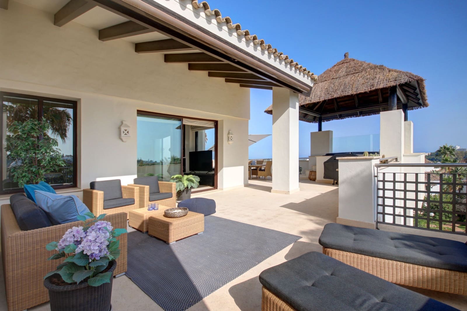3 bedroom Apartment for sale in Marbella with pool garage - € 1,175,000 (Ref: 9448094)