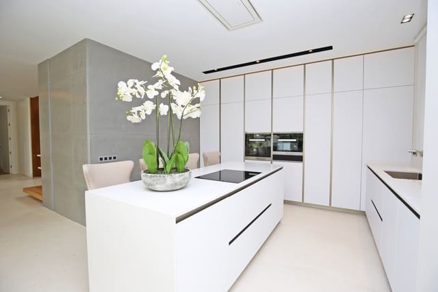 5 bedroom Villa for sale in Marbella with pool garage - € 2,550,000 (Ref: 9448106)