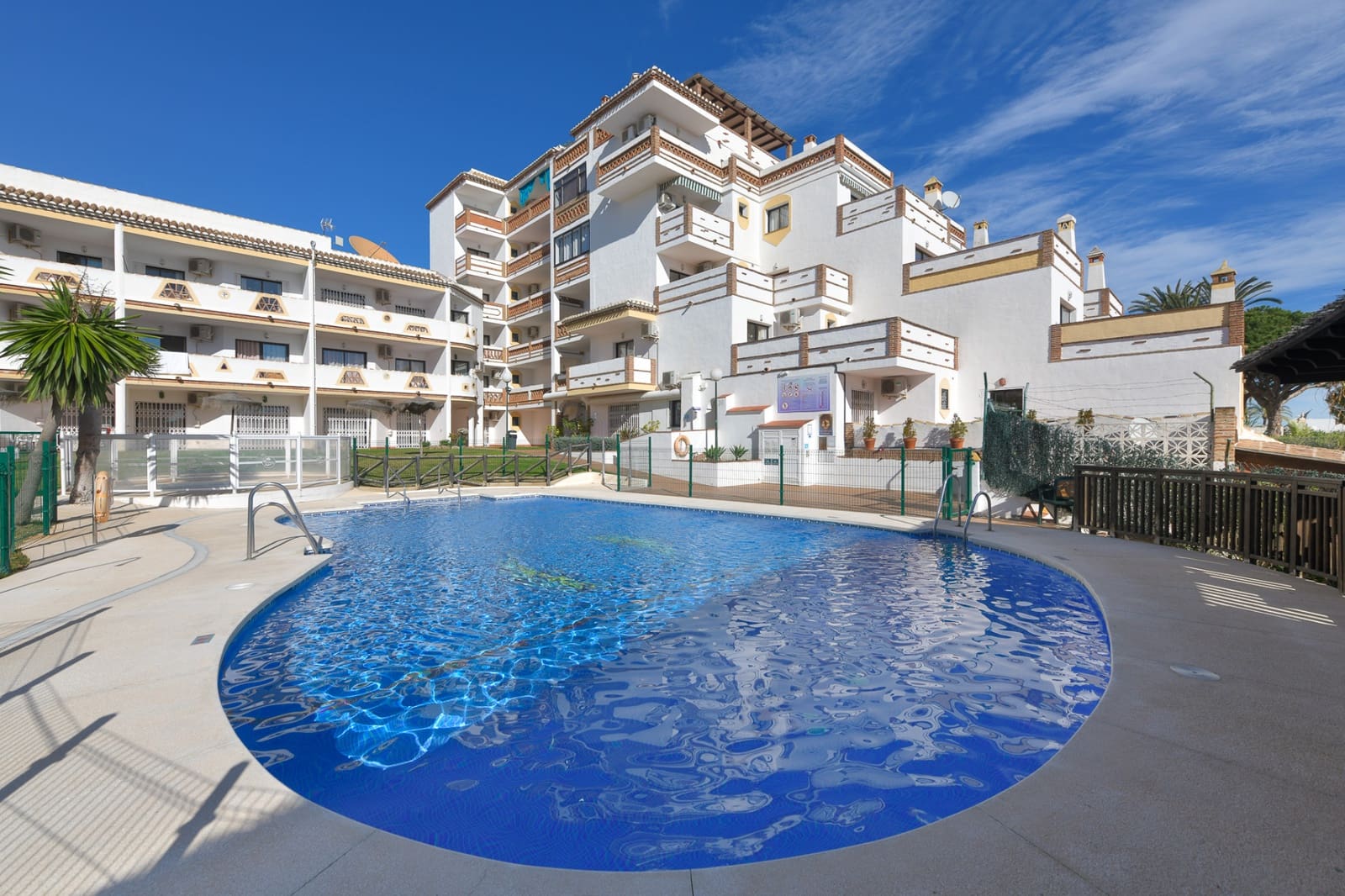 2 soveværelse Lejlighed til salg i Mijas Costa med swimmingpool garage - € 199.000 (Ref: 9448109)