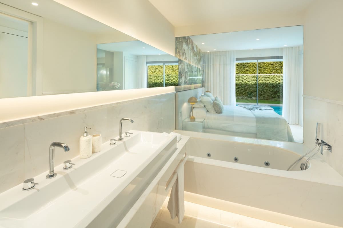 4 makuuhuone Huvila myytävänä paikassa Guadalmina mukana uima-altaan 
autotalli - 1 800 000 € (Ref: 9448160)