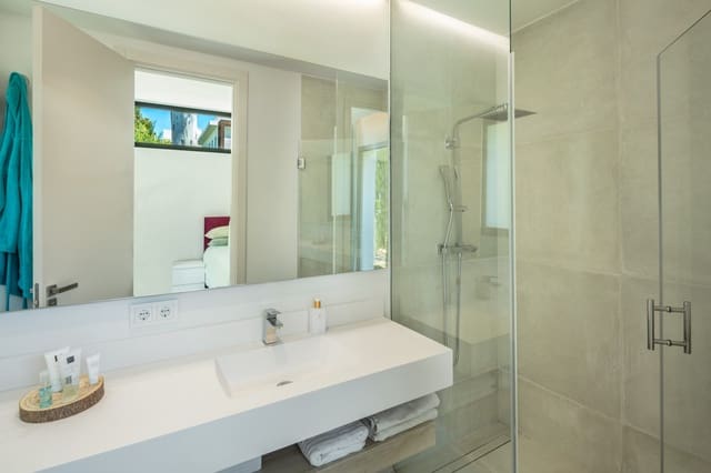 4 sypialnia Willa na sprzedaż w Estepona z basenem garażem - 1 495 000 € (Ref: 9448173)