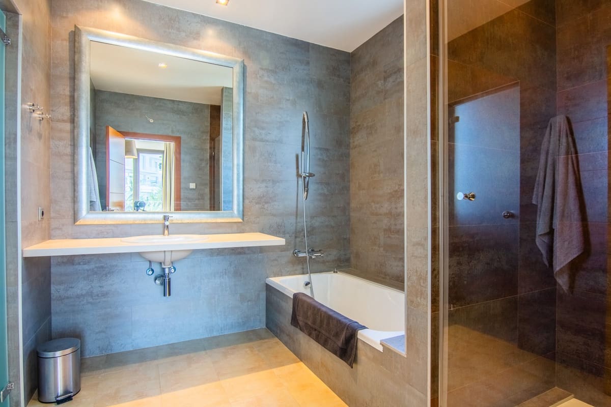 6 bedroom Villa for sale in Marbella with pool garage - € 1,860,000 (Ref: 9448259)