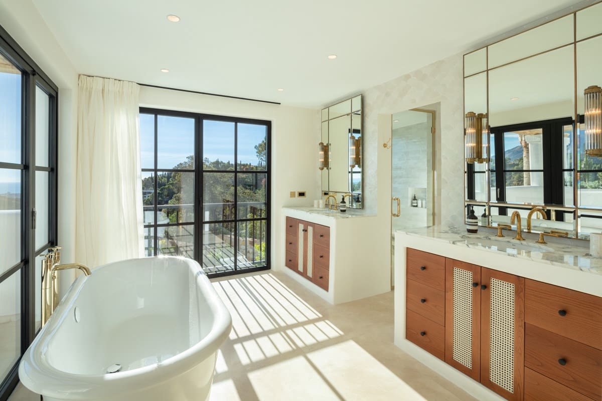 6 soverom Villa til salgs i El Madronal med svømmebasseng garasje - € 4 500 000 (Ref: 9448280)