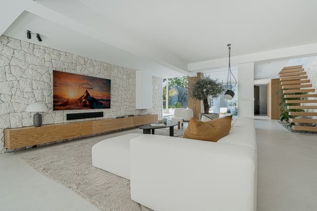 4 bedroom Villa for sale in Marbella with pool garage - € 2,995,000 (Ref: 9448311)