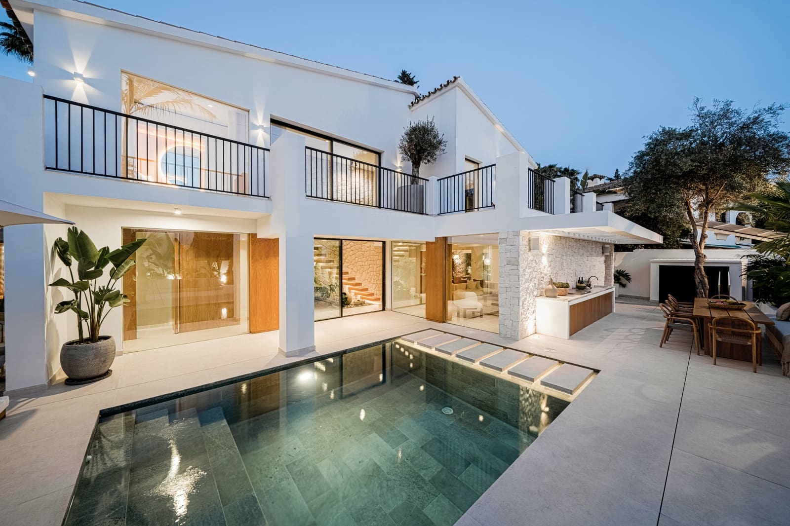 4 bedroom Villa for sale in Marbella with pool garage - € 2,995,000 (Ref: 9448311)