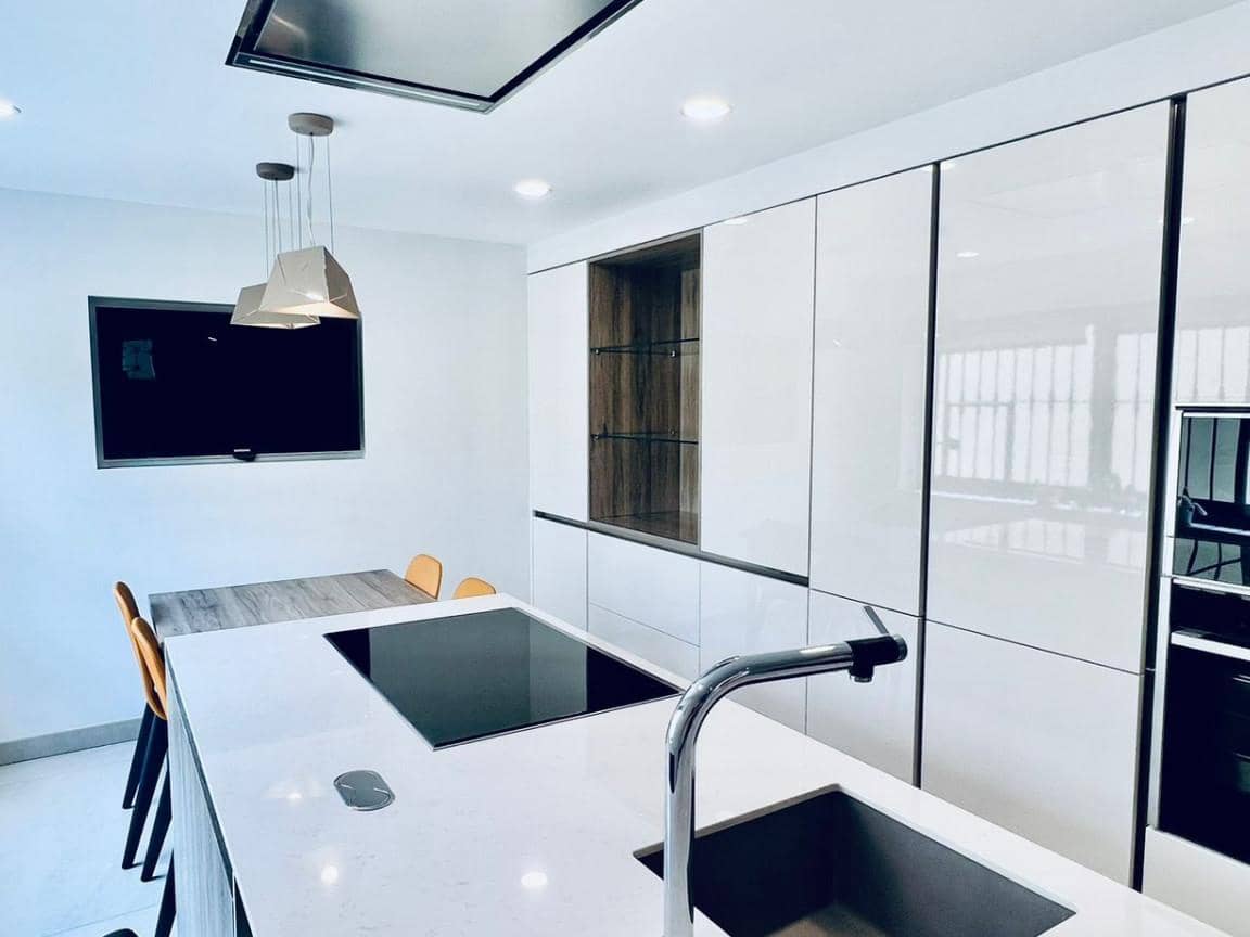 4 sypialnia Willa na sprzedaż w Nueva Andalucia z basenem garażem - 720 000 € (Ref: 9448322)