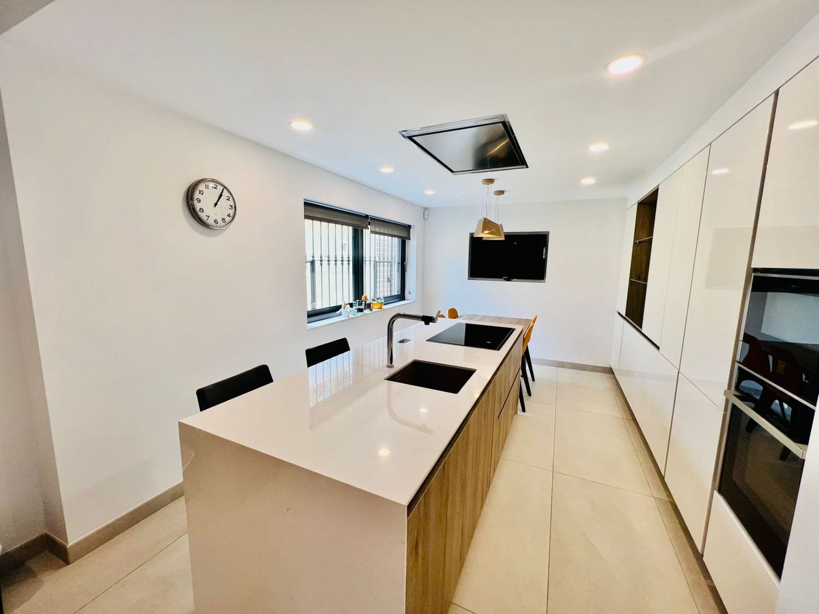 4 sypialnia Willa na sprzedaż w Nueva Andalucia z basenem garażem - 720 000 € (Ref: 9448322)