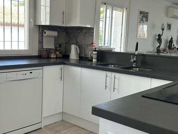 3 soveværelse Villa til salg i Manilva med swimmingpool garage - € 510.000 (Ref: 9448323)