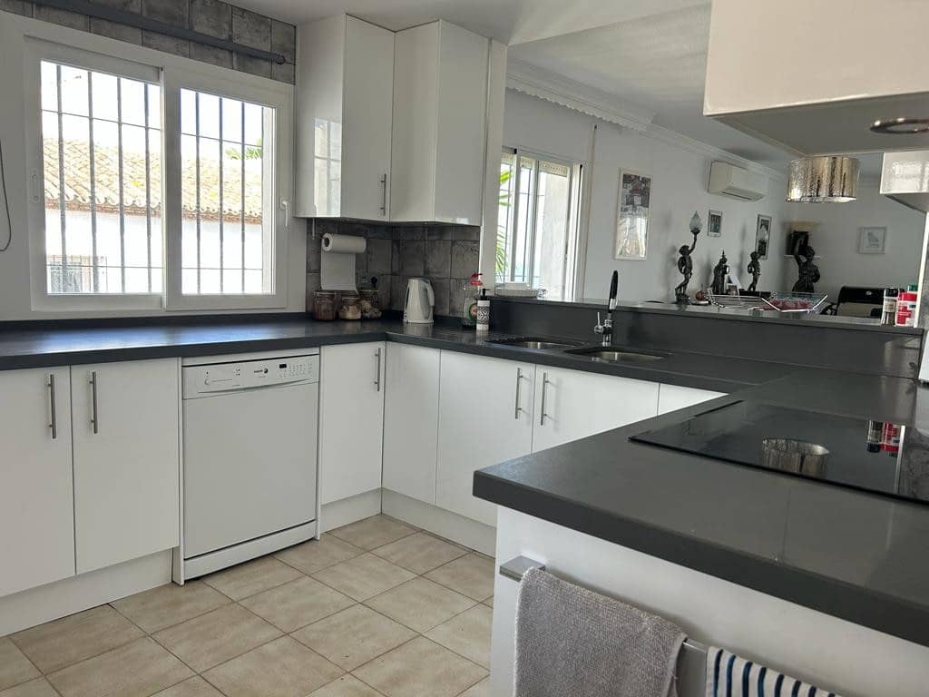 3 soveværelse Villa til salg i Manilva med swimmingpool garage - € 510.000 (Ref: 9448323)