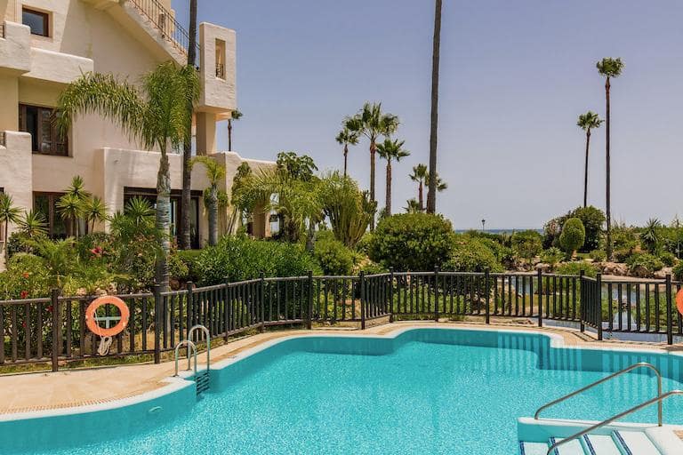 Apartamento de 3 habitaciones en Estepona en venta con piscina garaje - 1.395.000 € (Ref: 9448333)
