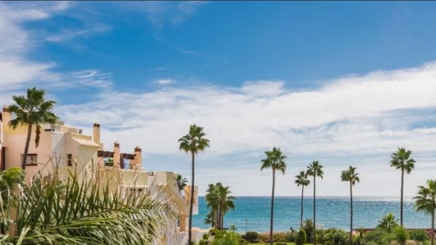 Apartamento de 3 habitaciones en Estepona en venta con piscina garaje - 1.395.000 € (Ref: 9448333)