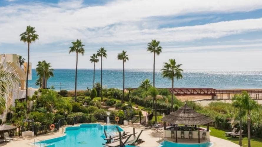 Apartamento de 3 habitaciones en Estepona en venta con piscina garaje - 1.395.000 € (Ref: 9448333)