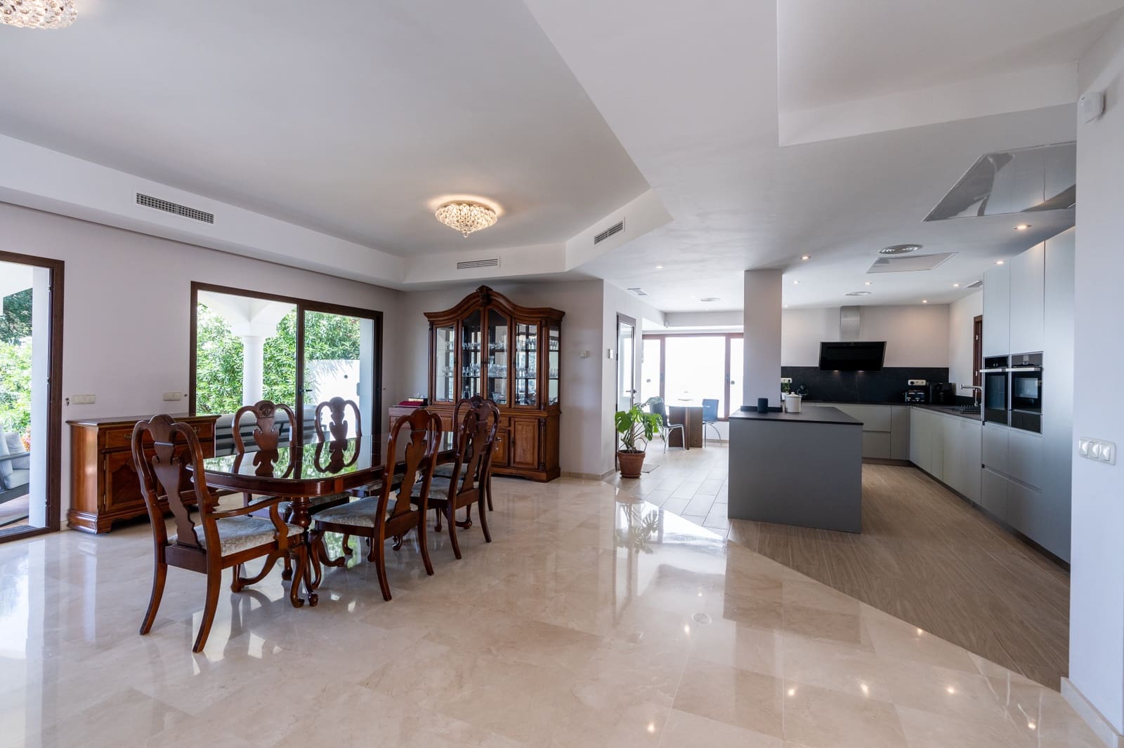 4 soveværelse Villa til salg i Marbella med swimmingpool garage - € 1.995.000 (Ref: 9448354)