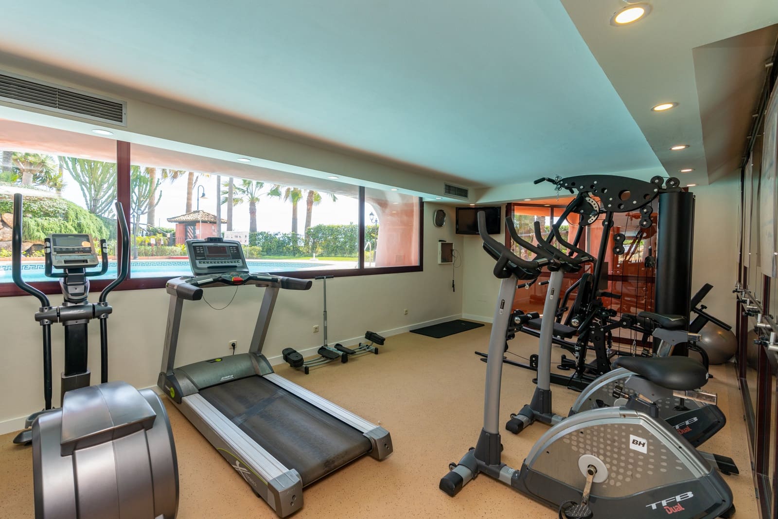 2 soveværelse Lejlighed til salg i Estepona med swimmingpool garage - € 750.000 (Ref: 9448355)