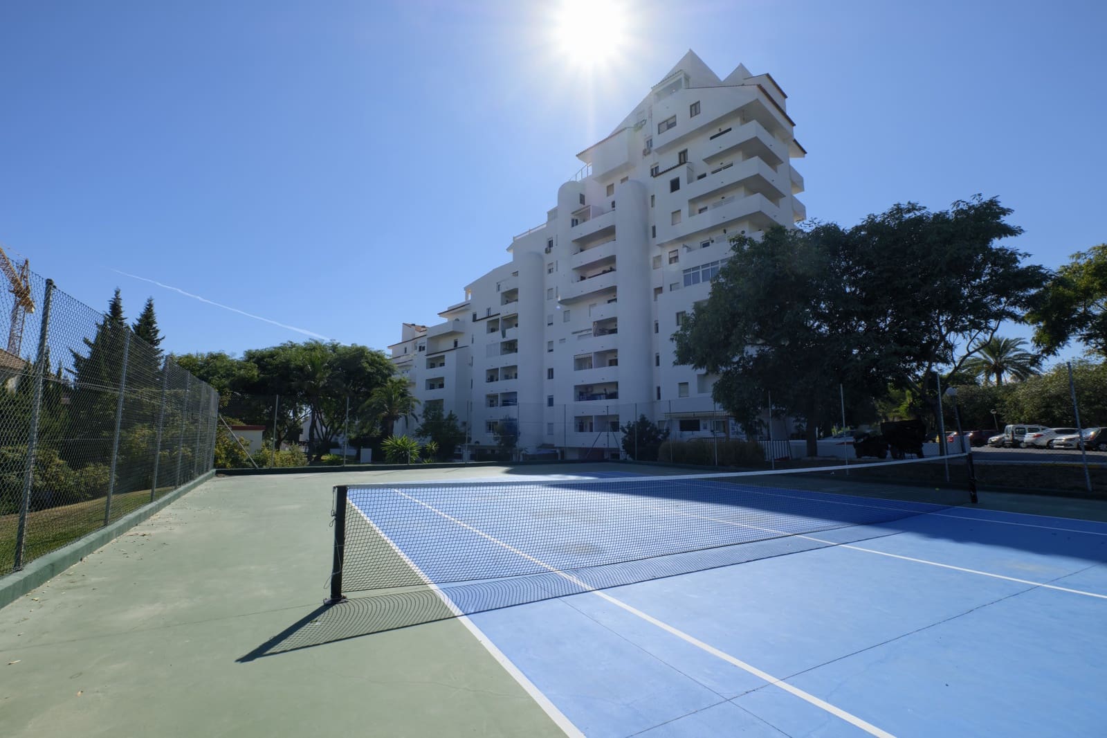 Apartamento de 3 habitaciones en Estepona en venta con piscina garaje - 719.000 € (Ref: 9448364)