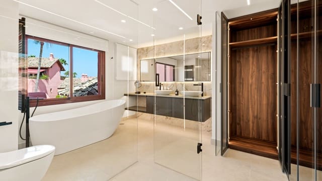 3 quarto Apartamento para venda em Estepona com piscina garagem - 1 995 000 € (Ref: 9448366)