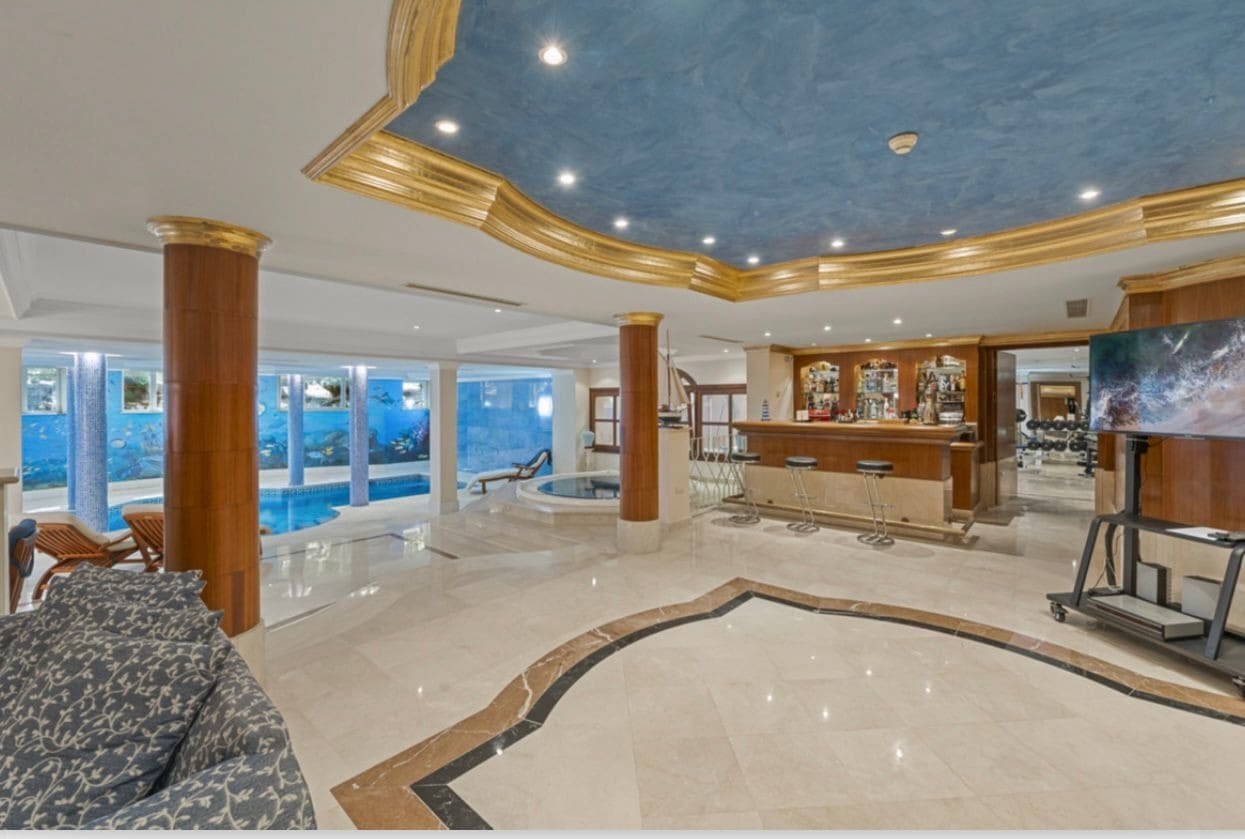 Chalet de 6 habitaciones en Nueva Andalucia en venta con piscina garaje - 8.500.000 € (Ref: 9448377)