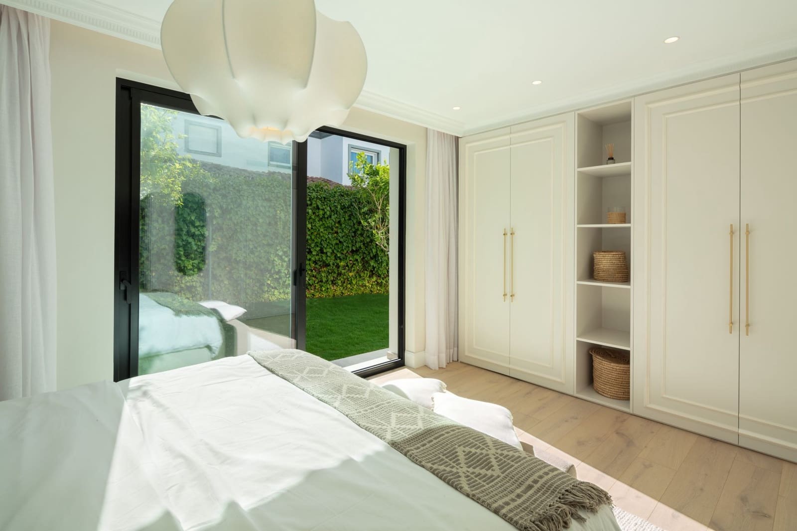 5 bedroom Villa for sale in Marbella with pool garage - € 3,895,000 (Ref: 9448383)