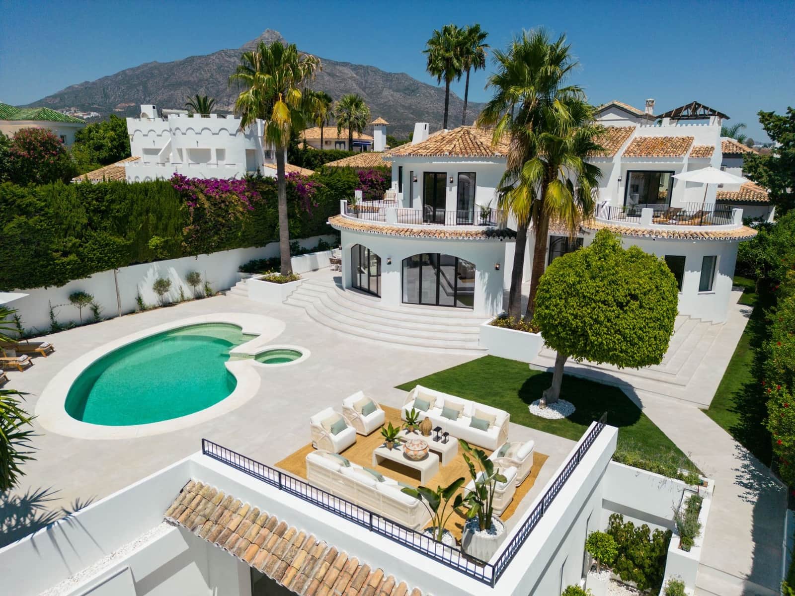 5 bedroom Villa for sale in Marbella with pool garage - € 3,895,000 (Ref: 9448383)