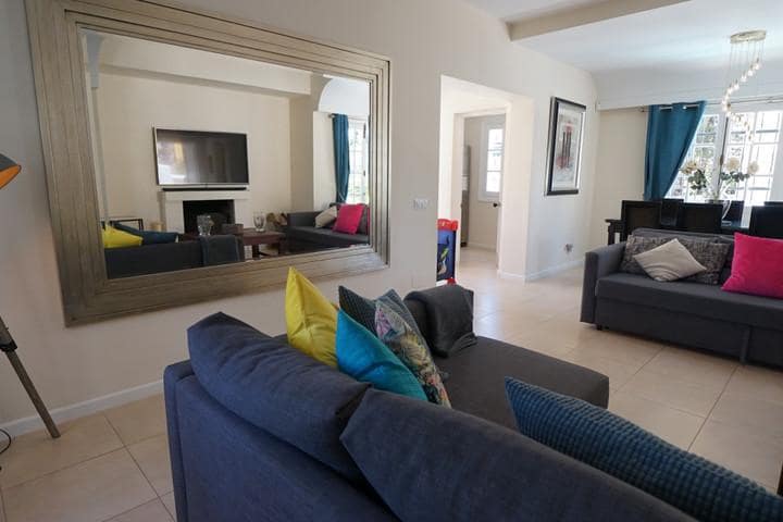 6 sovrum Villa till salu i Nueva Andalucia med pool garage - 1 100 000 € (Ref: 9506987)