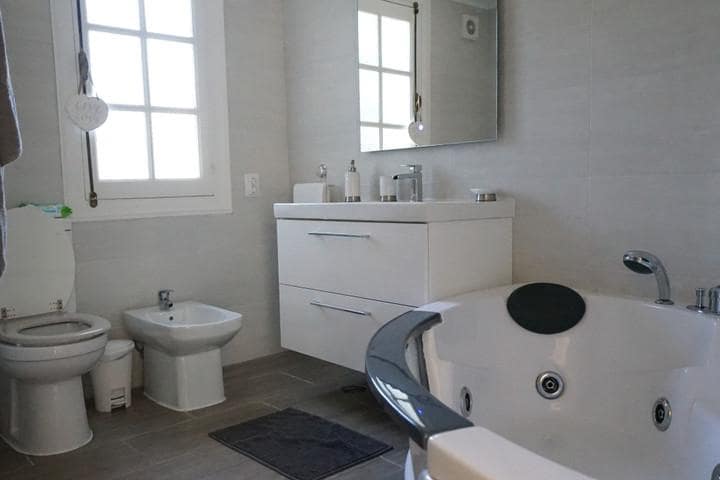 6 sovrum Villa till salu i Nueva Andalucia med pool garage - 1 100 000 € (Ref: 9506987)