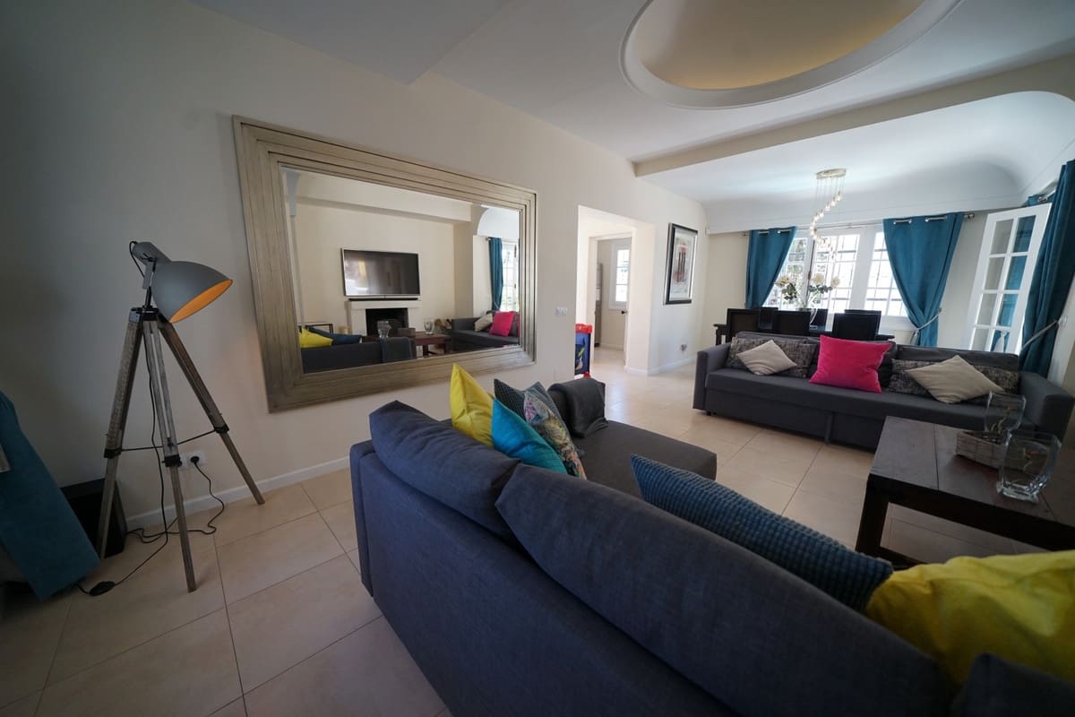 6 sovrum Villa till salu i Nueva Andalucia med pool garage - 1 100 000 € (Ref: 9506987)