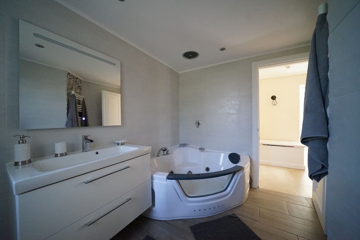 6 sovrum Villa till salu i Nueva Andalucia med pool garage - 1 100 000 € (Ref: 9506987)