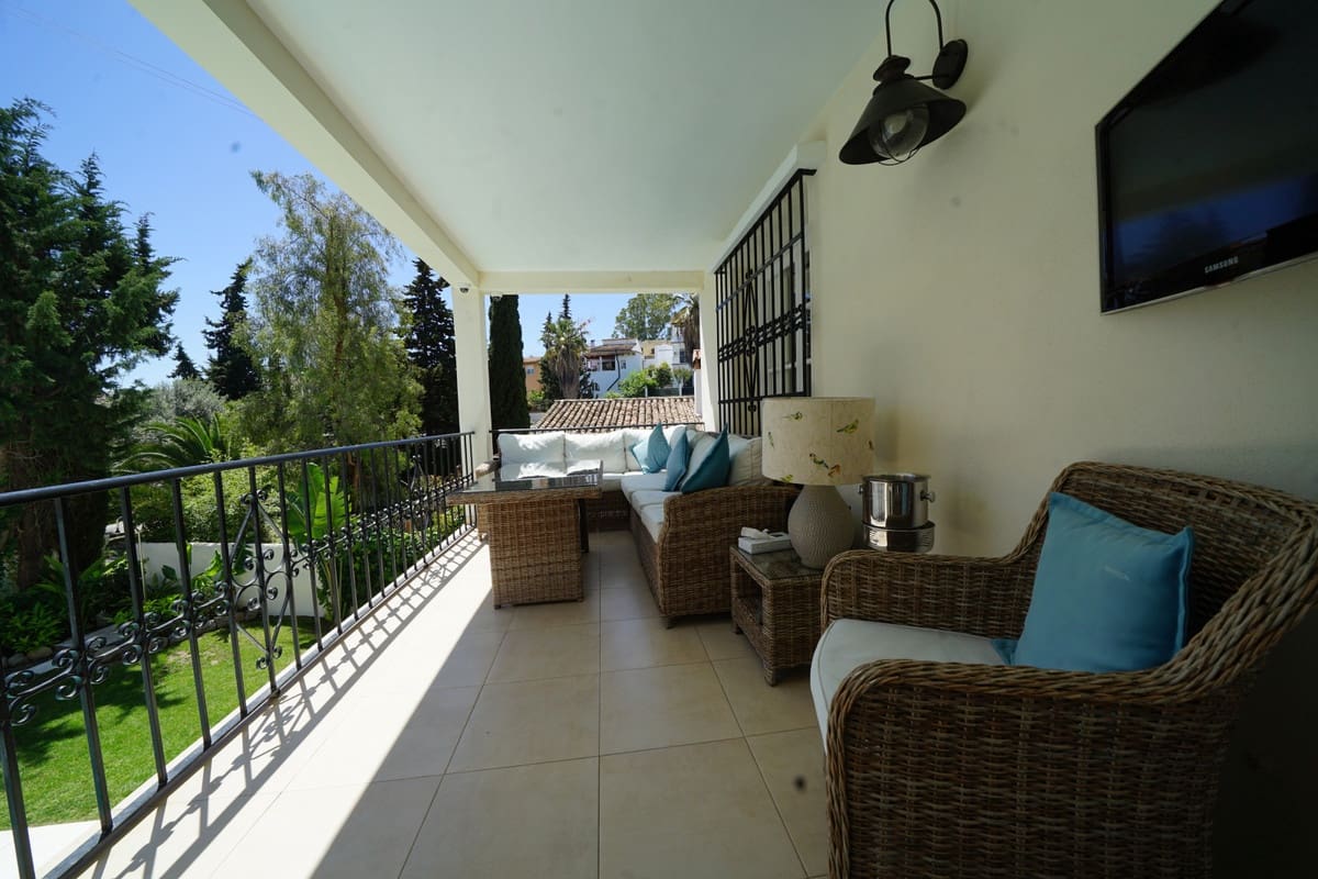 6 sovrum Villa till salu i Nueva Andalucia med pool garage - 1 100 000 € (Ref: 9506987)
