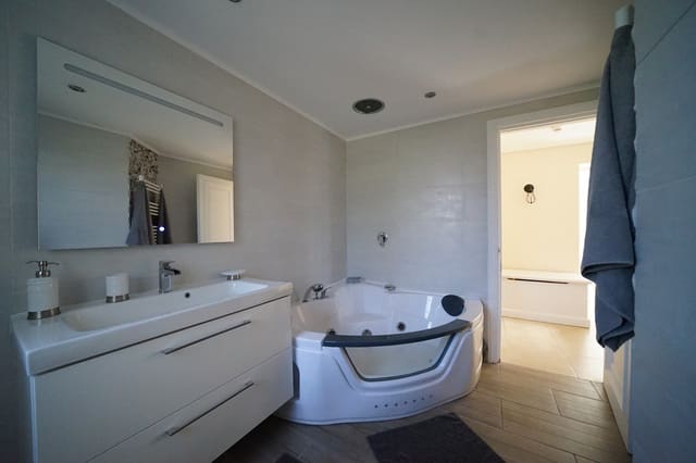 6 sovrum Villa till salu i Nueva Andalucia, Marbella med pool garage - 1 100 000 € (Ref: 9506987)