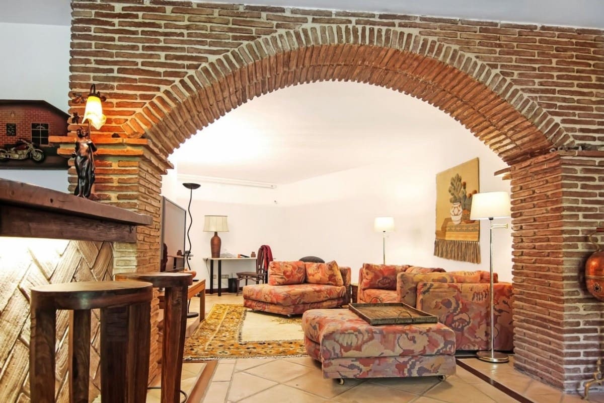 5 bedroom Villa for sale in Benahavis with pool garage - € 2,900,000 (Ref: 9506988)