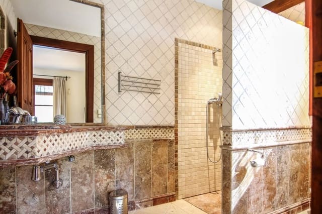 5 bedroom Villa for sale in Benahavís with pool garage - € 2,900,000 (Ref: 9506988)