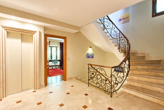 5 bedroom Villa for sale in Marbella with pool garage - € 2,900,000 (Ref: 9506994)