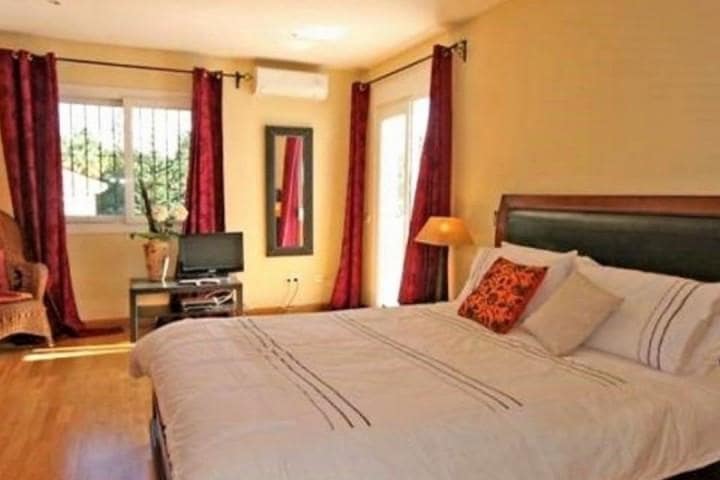 4 bedroom Villa for sale in Marbella with pool garage - € 495,000 (Ref: 9507009)