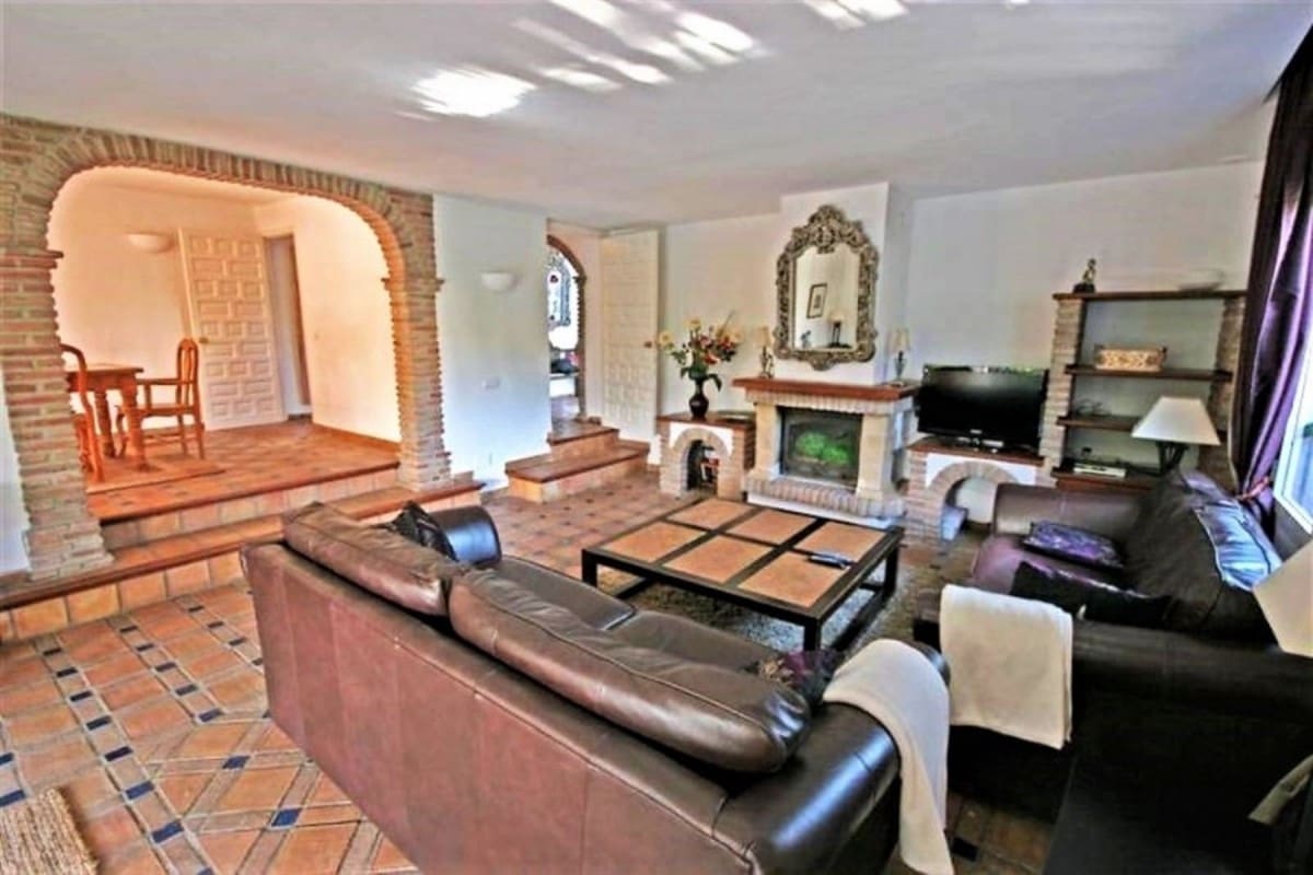 4 bedroom Villa for sale in Marbella with pool garage - € 495,000 (Ref: 9507009)