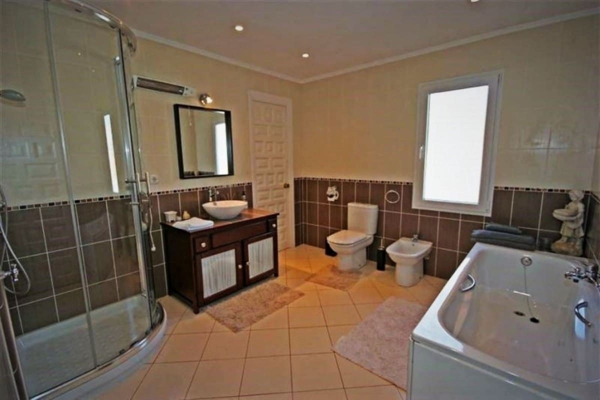 4 bedroom Villa for sale in Marbella with pool garage - € 495,000 (Ref: 9507009)