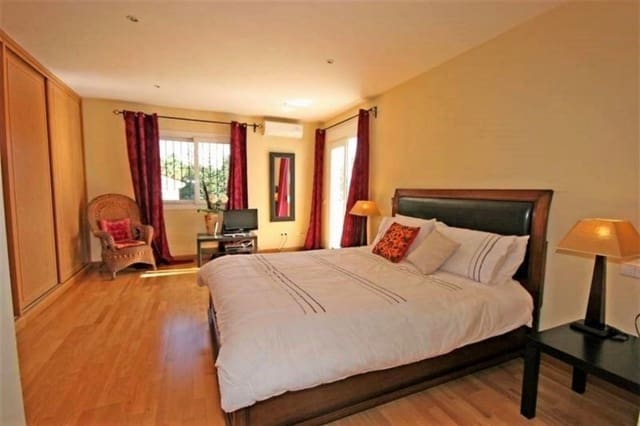 4 bedroom Villa for sale in Marbella with pool garage - € 495,000 (Ref: 9507009)