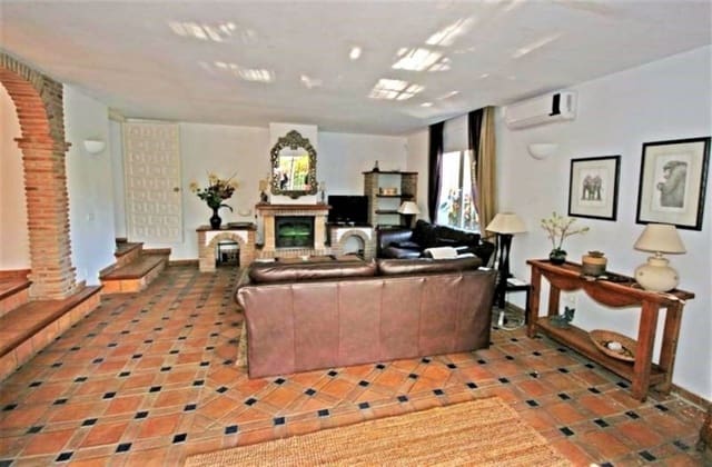 4 bedroom Villa for sale in Marbella with pool garage - € 495,000 (Ref: 9507009)