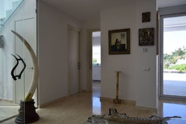 Chalet de 4 habitaciones en Marbella en venta con piscina - 1.925.000 € (Ref: 9507019)